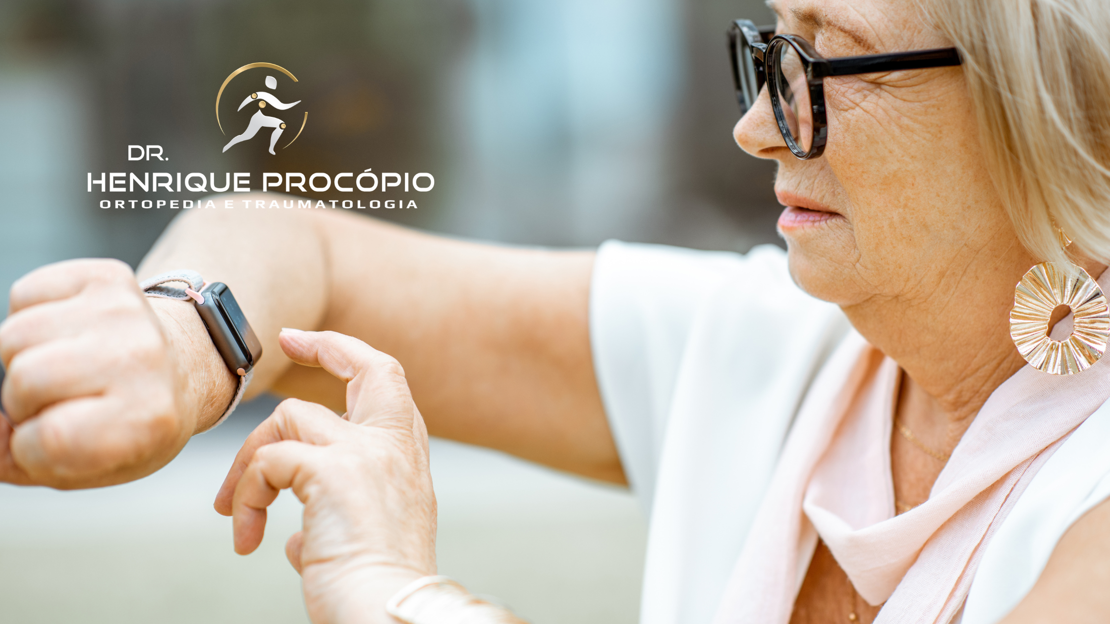 Paciente idoso usando smartwatch enquanto realiza exercícios de fisioterapia em casa