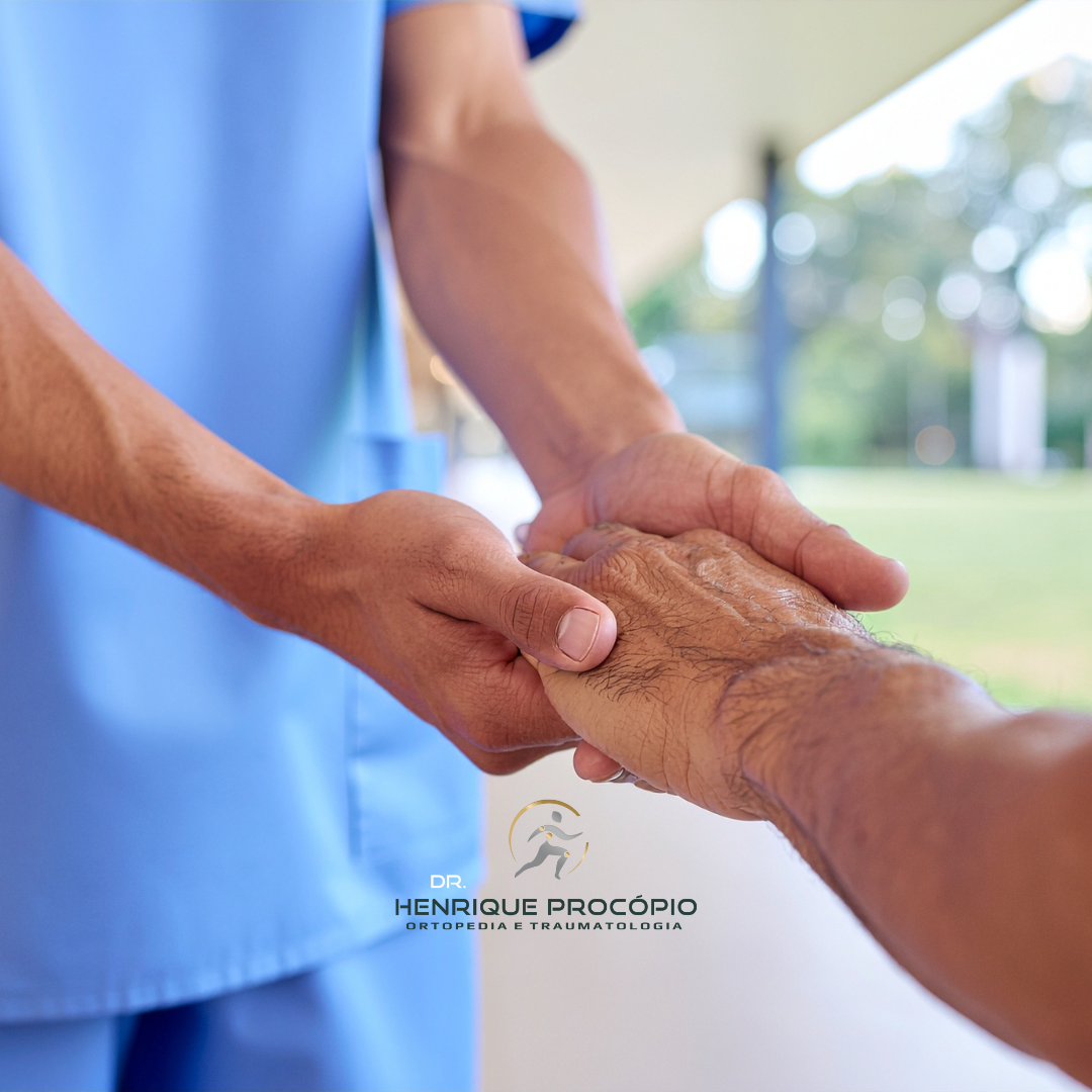 Idoso recebendo apoio após fratura, simbolizando cuidado ortogeriátrico.